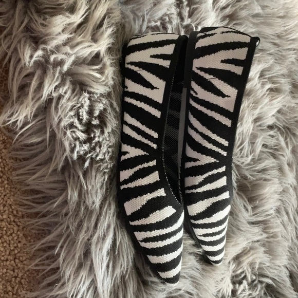 Pointy toe animal print  shoes 8 slip ons. NWOT - Picture 5 of 8